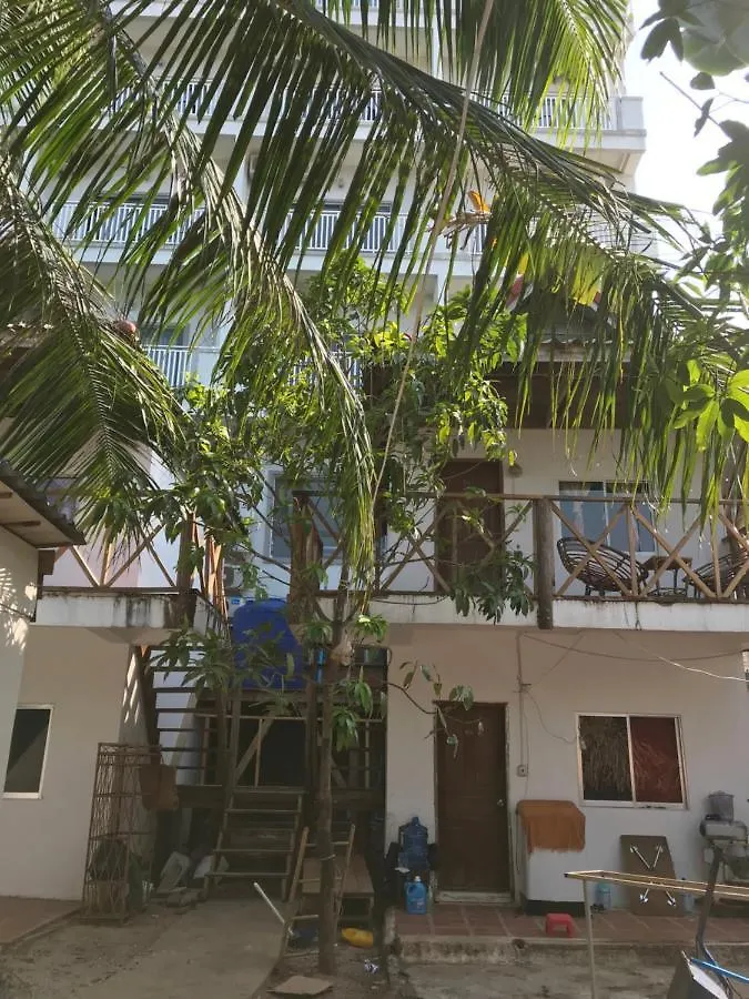 Апартаменты Banana Beach Bungalow & Restaurant