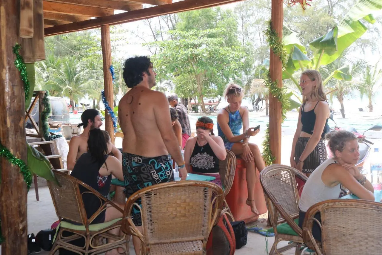 Апартаменты Banana Beach Bungalow & Restaurant