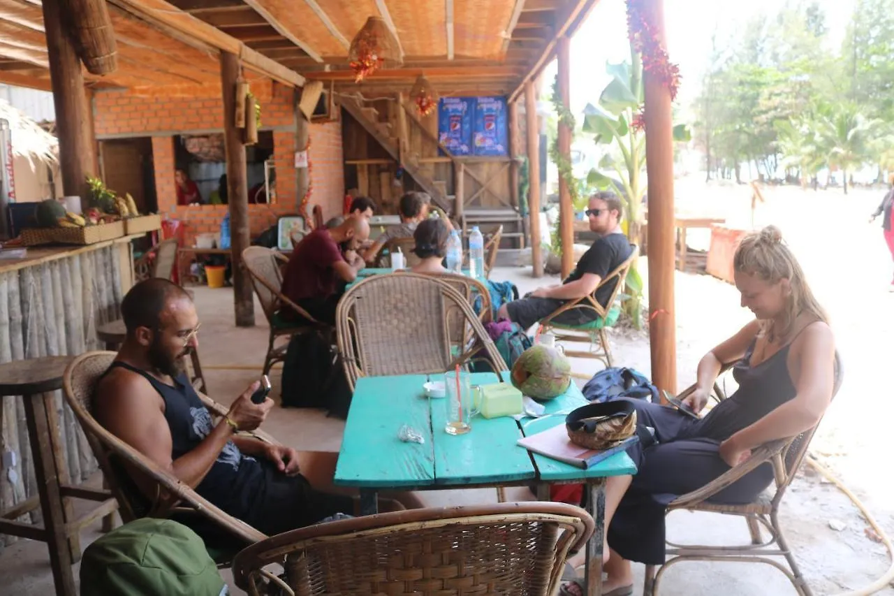 Banana Beach Bungalow & Restaurant Апартаменты Сиануквиль