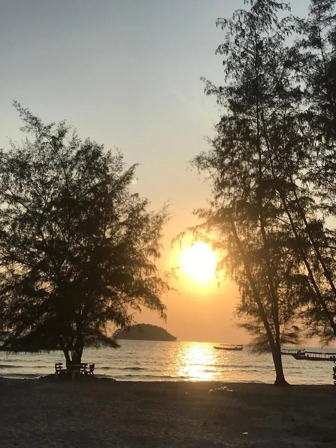 Banana Beach Bungalow & Restaurant